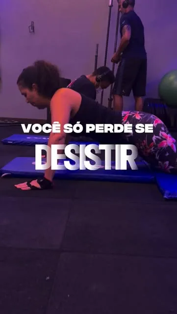 Aluna treinando no solo com a frase Você só perde se desistir