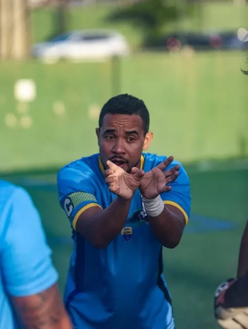 Jadson orientando atletas em campo
